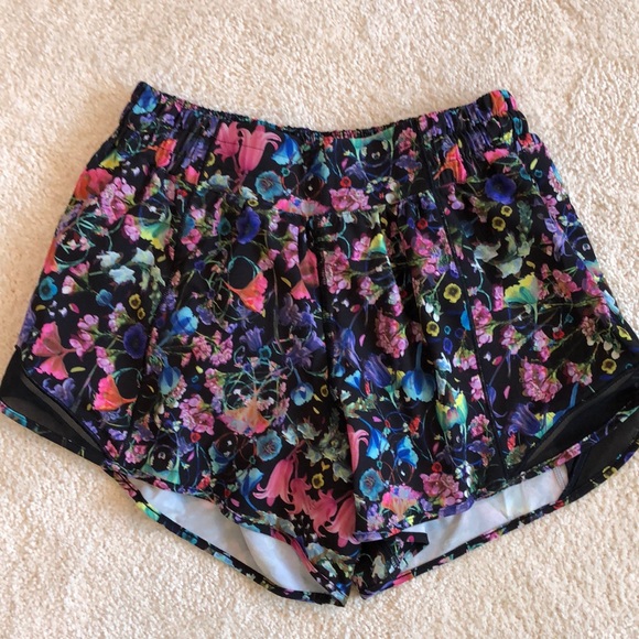 lululemon athletica Pants - Lululemon Hotty Hot LR Short 4”Lined-NWT!!